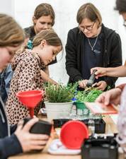 Erwachsene und Kinder beim Kochen