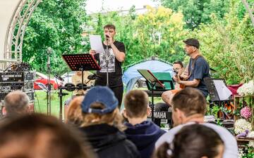 Kleine Bühne im Grünen mit einer Musik-Band
