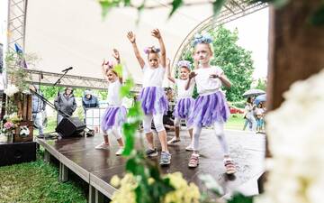 Eine Gruppe Kinder führt Tanz auf einer Bühne auf