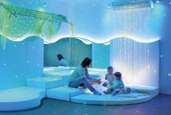 Realistische Visualisierung einer Inneneinrichtung einer Zimmers in einer Kinderklinik mit blauem Licht