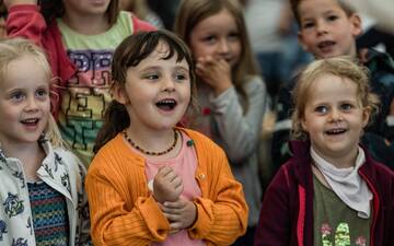 Eine Gruppe von Kindern die etwas singen