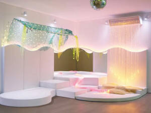 Realistische Visualisierung einer Kinderstation mit Lichterketten und Liegeflächen