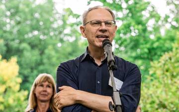 Professor Dr. Patrick Gerner begrüßt die Gäste des Kinder- und Familienfestes. Professor Dr. Patrick Gerner begrüßt die Gäste des Kinder- und Familienfestes.